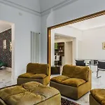 Upscale Urban Apartment By Wonderful Italy